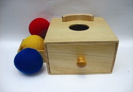 有編織球的方形抽屜盒